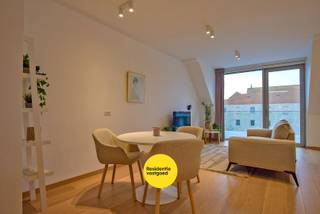 Op de site van het voormalige Clarissenklooster in het stadscentrum van het prachtige Nieuwpoort vindt u dit perfect onderhouden appartement terug (64 m²). Deze gezellige serviceflat is gelegen op de 3de verdieping en omvat een lichtrijke leefruimte uitgerust met parket, open ingerichte keuken, een aparte berging, ruime slaapkamer met bijhorend een badkamer voorzien van een ruime inloopdouche / lavabo en toilet. Tevens is een privatieve kelderberging inbegrepen in de verkoop. Het appartement en het volledige complex zijn perfect aangepast aan rolstoelgebruikers. Aanwezigheid van uitgebreid dienstenpakket met woonassistent en een continue permanentie door middel van een oproepsysteem. Vraag snel uw bezoek aan. Tevens ideaal als investeringseigendom. <br /><br />Troeven van de residentie:<br />•Topligging in het centrum van Nieuwpoort<br />•Moderne, energiezuinige appartementen met kwaliteitsafwerking (eiken parket, hoogrendementsglas, vloerverwarming)<br />•Volledig rolstoel- en rollatortoegankelijk<br />•Ingebouwde domotica + noodoproepsysteem<br />•24/7 medische permanentie en woonassistentie via Umanis<br />•Comfortdiensten: boodschappenhulp, animatie, kapper, schoonheidsspecialiste, kinesist<br />•Brasserie, café, wellness (sauna &amp; jacuzzi) en kiné-ruimte in het gebouw<br /><br />EPC: 144 UC: EP02064 (Ref. NI26912)