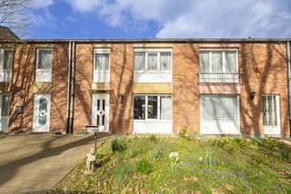 <p>Op een steenworp van Erasmus, in een rustige en aangename woonwijk, ontdekt u deze charmante woning van ±119 m², ideaal voor een gezin dat op zoek is naar comfort en rust.</p>
<p>Vanaf de inkomhal wordt u meteen verleid door de warme sfeer en de functionele indeling. De hal geeft toegang tot een lichtrijke woonkamer van ±30 m² met open haard, perfect om in elk seizoen een gezellige sfeer te creëren. De half uitgeruste keuken sluit mooi aan op de leefruimte.</p>
<p>De woning beschikt over 3 slaapkamers van mooie afmetingen (±12 m², 14 m² en 8 m²), een badkamer, een wasruimte en een kelder, en biedt zo alle comfort voor het dagelijkse leven. Buiten geniet u van een mooie tuin van ±50 m², ideaal om volop van zonnige dagen te genieten, gezellig buiten te eten of een speel- of ontspanningsruimte in te richten.</p>
<p>Op technisch vlak beschikt het pand over tal van troeven: conforme elektriciteit, een gasketel van 2016, ramen van 2005, manuele rolluiken en een open haard. EPC: E-</p>
<p>Een garage op enkele meters van de woning kan optioneel worden aangekocht voor €30.000, een echte meerwaarde in de buurt.</p>
<p>Een aangename, goed gelegen woning met veel potentieel, absoluut een bezoek waard!</p>
<p><span>Gelijkvloers</span>:</p>
<ul>
<li>Inkomhal op tegelvloer</li>
<li>Woonkamer van ±30 m² met open haard en parketvloer</li>
<li>Berging/wasruimte op tegelvloer</li>
<li>Half uitgeruste keuken van ±14 m² op tegelvloer</li>
<li>WC</li>
<li>Tuin van ±50 m²</li>
</ul>
<p><span>1e verdieping:</span></p>
<ul>
<li>Nachthal</li>
<li>3 slaapkamers van ±8, 12 &amp; 14 m² op parket</li>
<li>Badkamer van ±4 m² op tegelvloer - WC</li>
</ul>
<p><span>Kelderverdieping</span>: Kelder van ±15 m²</p>