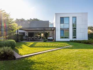 Prachtige moderne woning met praktijkruimten gelegen op een perceel van 1.164 m². Het eigendom omvat op het gelijkvloers een inkomhal met gastentoilet, gezellige leefruimte opgedeeld in eetkamer en salon, een ingerichte keuken, koele berging, masterbedroom met badkamer en dressing, berging, mogelijkheid tot het maken van 3 praktijkruimtes, wachtzaal. Op de verdieping 4 slaapkamers, badkamer, 2 aparte toiletten, grote multifunctionele overloop en technische ruimte. <br />Gezellige tuin met losstaande garage. De garage biedt voldoende plaats voor 2 wagens en berging. Voldoende parkeergelegenheid vooraan de woning.<br /><br />Indeling:<br />Gelijkvloers:<br />Via de inkomhal met gastentoilet heeft u enerzijds toegang tot de leefruimten en anderzijds tot de praktijkruimten (linkerzijde woning). De leefruimte is zeer ruim opgevat: gezellige zitruimte met gashaard en een eetgedeelte. De grote raampartijen bieden een mooie connectie met de gezellige tuin voorzien van ruim overdekt terras achteraan dewelke veel privacy biedt.<br />Aansluitend treft u de volledige ingerichte keuken voorzien van alle comfort. Van hieruit heeft u toegang tot een koele berging. Gelijkvloers is er de masterbedroom met aanpalende badkamer en dressingruimte. Langs de keuken is er een berging met toegang tot de tuin achteraan. <br />Verder bevinden zich op het gelijkvloers 2 praktijkruimten en wachtzaal. Het is voorzien dat de achterste grote praktijkruimte opgesplitst kan worden, zodat er 3 praktijkruimtes zijn. <br />Losstaande dubbele garage met sectionaal poorten.<br />Verdieping:<br />Op de verdieping is er een ruime overloop die momenteel is ingericht als multifunctionele televisieruimte. Verder zijn er 4 ruime slaapkamers, 2 toiletten en badkamer met wastafel en douche. Een van de slaapkamers is momenteel ingericht als fitness, hier is ook de technische ruimte terug te vinden. <br /><br />Bijzonderheden:<br />-Zonnepanelen<br />-Rolluiken en zonnewering bij terras<br />-Airconditioning<br />-Automatisch beregeningsysteem op regenwaterput<br />-CV-installatie op aardgas <br />-Vloerverwarming gelijkvloers<br />- Mogelijkheid tot omvormen van praktijkruimtes naar kangoeroewoning