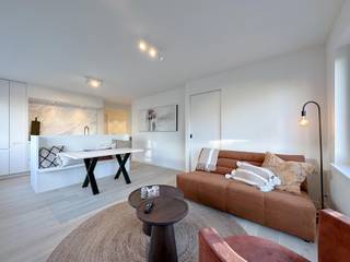 <p><strong>Lichtrijk en centraal gelegen hoekappartement met 2 slaapkamers nabij de Lippenslaan</strong></p>
<p>In een rustige zijstraat nabij de Lippenslaan bevindt zich dit recent gerenoveerde hoekappartement, gekenmerkt door zijn strakke afwerking en overvloedig lichtinval. Het meubilair is inbegrepen in de vraagprijs, wat het volledig instapklaar maakt!</p>
<p><strong>Indeling:</strong> Ruime inkomhal met vestiaire, gastentoilet en praktische berging met aansluiting voor wasmachine en droogkast. De open keuken met kookeiland is voorzien van alle moderne comfort en sluit aan op een gezellige eetkamer en een lichtrijke woonkamer. De master bedroom beschikt over een aansluitende douchekamer met dubbele lavabo, die tevens toegankelijk is via de gang. De tweede, compacte slaapkamer met stapelbed is ideaal voor kinderen of gasten.</p>
<p>Inclusief privatieve kelder.<br />Een instapklaar appartement op een toplocatie, ideaal als tweede verblijf, investering of vaste woonst. Plan snel uw bezoek!</p>