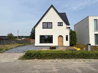 <p><strong><span>Volledig gerenoveerde gezinswoning met 3 slaapkamers, tuin en garage in Vorselaar.</span></strong></p>
<p><span>In een rustige doorlopende straat in Vorselaar bevindt zich deze volledig gerenoveerde gezinswoning.</span></p>
<p><span>Bij het betreden van de woning komt u in de inkomhal. Aan de linkerzijde bevindt zich de ruime en lichtrijke leefruimte met een open keuken. De moderne keuken is uitgerust met een inductiekookplaat, oven en koelkast. </span></p>
<p><span>Vanuit de leefruimte bereikt u de berging, een apart gastentoilet en de badkamer, die voorzien is van een douche, ligbad en een dubbele lavabo.</span></p>
<p><span>Op de eerste verdieping bevinden zich drie volwaardige slaapkamers. Daarnaast is er een tweede apart toilet en een extra berging.</span></p>
<p><span>Buiten geniet u van een ruime tuin. Bovendien beschikt de woning over een garage.<br /><br />Bijzonderheden: <br />- EPC: B-label<br />- kelder<br />- Beschikbaarheid: 1/09/2026<br />- Zonnepanelen worden nog geplaatst <br /></span></p>