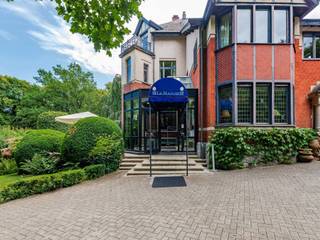 Dit karaktervolle pand met ongeveer 828 m² woonoppervlak (en ongeveer 321 m² kelderruimte) kijkt uit over het meer van Genval en heeft een...