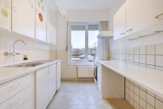 Indeling:Gelijkvloers:- ruime gemeenschappelijke inkomhal - liften en traphalGelijkvloerse verdieping:- inkomhal met ingemaakte vestiairekasten-...