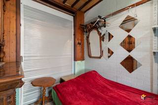 <p><span>Te renoveren woning (100 m²) in Borgerhout.</span></p><p><span> </span></p><p><span>Op deze opkomende locatie op een boogscheut van Park Spoor Noord en de Slachthuissite geniet je van de nabijheid van de stad, maar bereik je tegelijk de snelweg en de stadsrand in slechts enkele minuten. Verplaats je je met bus, tram of trein? Je hebt hier tal van openbare vervoersmogelijkheden op wandel- en fietsafstand en ook aan velo-stations is er geen gebrek in de nabije omgeving.</span></p><p><span> </span></p><p><span>De charmante gevel herbergt een knusse woning van zo’n 100 m² met 3 slaapkamers. Ze is te renoveren, maar de elektriciteit is wel reeds conform en ook is er recent nog een nieuwe verwarmingsketel geplaatst. Een onverwachte extra die je bij deze woonst krijgt, is de nagenoeg nieuwe sauna in de kelder.</span></p><p><span> </span></p><p><span>Je komt binnen in de inkom-/traphal en gaat aan de rechterzijde twee opeenvolgende ruimtes van respectievelijk 10 m² en 8 m² voorbij. Achteraan op het gelijkvloers bevindt zich de aparte keuken (6 m²) en ook zijn er nog een doucheruimte en aparte wc aanwezig. Op de eerste etage situeren zich de eerste 2 slaapkamers van 8 m² en 14 m² en ook op de bovenverdieping is er nog een slaapkamer van 14 m² te vinden. Hier treffen we eveneens de badkamer (8 m²) met ligbad/douche, toilet en lavabo.</span></p><p><span> </span></p><p><span>Tot slot is het pand volledig onderkelderd. Bewoonbare opp. 100 m² ref.: bruto vloeropp. Voor meer info of een gratis schatting surf naar www.hansimmo.be</span></p><p><span> </span></p>