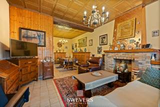 Voor meer info en foto’s, surf naar www.swevers.be – In het centrum van Landen, in de rustige Bergstraat, vind je deze ruime gezinswoning boordevol potentieel. Met een bewoonbare oppervlakte van 144 m², vier slaapkamers en een oostelijk georiënteerde tuin is dit de ideale basis voor wie op zoek is naar een op te frissen woning met sterke structuur. De leefruimte van 32,60 m² en keuken van 12,13 m² bieden veel lichtinval en connectie met de tuin. Op de eerste verdieping bevinden zich vier slaapkamers, waarvan de grootste 16,96 m² meet. Extra troeven zijn de bruikbare zolder van 55 m², kelder van 28 m² en een ruime inpandige garage van 35 m². Het perceel van 5a 12ca is volledig benut en biedt mogelijkheden voor een onderhoudsvriendelijke tuin. De ligging is rustig én centraal, met winkels, scholen en openbaar vervoer op wandelafstand. Ideaal voor jonge gezinnen of handige kopers die hun eigen stempel willen drukken. Voor meer informatie, bel 011 255 155. Bron bewoonbare oppervlakte: EPC – verslag.