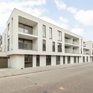 <h2>🏡 <strong>Nieuwbouw appartement in centrum Stabroek</strong></h2>
<p><span>Bent u op zoek naar een <strong>2‑slpk appartement</strong> met <b>tuin </b>en <strong>garage</strong>? Dit appartement op de gelijkvloerse verdieping biedt een comfortabele indeling, veel lichtinval en gezellige tuin!</span></p>
<h2>🏠 <strong>Indeling</strong></h2>
<ul>
<li>
<p><span><strong>Eigen inkomhal</strong></span></p>
</li>
<li>
<p><span><strong>Ruime leefruimte met toegang tot tuin</strong></span></p>
</li>
<li>
<p><span><strong>Luxueus geïnstalleerde keuken</strong> voorzien van alle comfort</span></p>
</li>
<li>
<p><span><strong>2 slaapkamers</strong></span></p>
</li>
<li>
<p><span><strong>Badkamer</strong> met inloopdouche, dubbele lavabo</span></p>
</li>
<li><span>Apart <strong>toilet<br /></strong></span><span><strong></strong></span></li>
<li><span>Aparte <strong>berging</strong></span></li>
</ul>
<div></div>
<h2>ℹ️ <strong>Extra informatie</strong></h2>
<ul>
<li>
<p>Alle <strong>nutsvoorzieningen </strong>zijn <strong>individueel<br /></strong></p>
</li>
<li><strong>E-peil van 27!</strong></li>
<li>
<p><span><strong>Elektriciteit conform</strong></span><span><strong><br /></strong></span></p>
</li>
<li><span><strong>Autostaanplaats en kelderbering inclusief<br /></strong></span><span><strong></strong></span></li>
<li><span><strong>€130/mnd gemeenschappelijke kosten</strong></span></li>
</ul>
<h2>Interesse?</h2>
<p><span>📞 +32 3 568 03 03 ✉️ info@vastgoed03.be 👉 Vastgoed 03 – plan vandaag nog uw bezoek!</span></p>