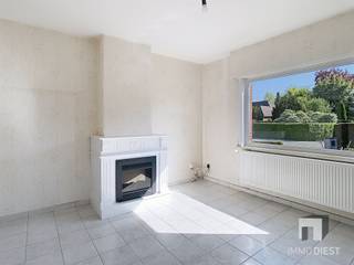 <p><span>Deze charmante ruime woning in Halen/Zelem biedt u de perfecte combinatie van ruimte en licht. De woning beschikt over drie slaapkamers, een badkamer op de 1ste verdieping met ligbad en op de gelijkvloers een douchekamer. Met een bewoonbare oppervlakte van 154m² kan u de woning verder personaliseren als je droomwoning. De ruime leefruimte, keuken en de aansluitende zitruimte in de tussenbouw heeft veel natuurlijk lichtinval door de grote ramen.  De keuken is functioneel ingedeeld en biedt mogelijkheden voor moderne updates.</span></p><p><span> </span></p><p><span>Genieten kan je ook van de buitenruimte met haar 2 aangelegde zonnige terrassen en een indrukwekkende tuin van 1557m². De tuin biedt dus voldoende ruimte voor te tuinieren, spelende kinderen of eenvoudigweg ontspannen in de buitenlucht. </span></p><p><span>De twee garages, één inpandinge- en één grote losstaande garage zijn ideaal voor het stallen van voertuigen en/of fietsen of je kan deze ook gebruiken als extra opslagruimte. De woning heeft ook zonnepanelen, wat een aanzienlijke besparing op uw energiekosten kan opleveren. Het EPC Label D wil zeggen geen renovatieplicht en het asbestverslag is minimaal betreffende de golfplaten op de koterij.</span></p><p><span> </span></p><p><span>Deze woning is een uitstekende keuze voor gezinnen die op zoek zijn naar ruimte, comfort en een goede ligging. Mis deze kans niet om van deze woning uw thuis te maken. Graag een bezichtiging? Contacteer Yves rechtstreeks voor een afspraak op 0471 37 25 26 of via yves@immodiest.be</span></p>