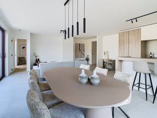 Op zoek naar een woning die net dat tikkeltje meer biedt? Deze instapklare penthouse in residentie Klaver is een echte parel. Gelegen aan het Gemeenteplein van Lummen, vlak naast het gemeentehuis, woont u hier midden in het bruisende centrum, maar met alle rust en privacy die u verdient.<br /><br />Als bovenste verdieping van dit gloednieuwe project valt deze woning meteen op door de verzorgde afwerking. Muren en plafonds zijn professioneel geschilderd, de lichtarmaturen zijn inbegrepen en zorgen voor een warme, stijlvolle sfeer. Dankzij de energiezuinige warmtepomp woont u hier bovendien comfortabel én voordelig.<br /><br />De ruime leefruimte met open keuken is het kloppend hart van de woning. Grote ramen laten het daglicht binnenstromen en leiden u zo naar het heerlijk zonnige terras, de perfecte plek voor een ontbijt in de zon of een drankje na het werk. Twee volwaardige slaapkamers, elk met eigen badkamer, bieden alle comfort voor gezin of gasten. Een apart gastentoilet en slimme bergruimtes maken het geheel helemaal af.<br /><br />En het mooie is: u hoeft zich geen zorgen te maken over parkeren of opslag. Een private ondergrondse staanplaats en aparte berging zijn gewoon inbegrepen.<br /><br />Troeven op een rij:
<ul>
<li>Eerste bewoning, volledig instapklaar</li>
<li>Twee ruime slaapkamers, elk met eigen badkamer</li>
<li>Lichtrijke leefruimte met open keuken</li>
<li>Zonnig en privaat terras</li>
<li>Energiezuinig wonen dankzij warmtepomp</li>
<li>Verzorgde afwerking met oog voor detail</li>
<li>Centrale ligging aan het Gemeenteplein van Lummen</li>
<li>Private ondergrondse autostaanplaats en berging inbegrepen</li>
</ul>
Dit penthouse is ideaal voor wie op zoek is naar ruimte, comfort en een centrale ligging, zonder in te boeten op rust en privacy.<br /><br />Meer weten of een bezoek plannen? Neem contact op met Indra Neven via 0460 94 95 05 of mail naar indra@vestio.com