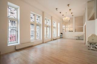 Midden in het historische centrum van Antwerpen, op een steenworp van de Meir, Groenplaats en Grote Markt, bevindt zich deze uitzonderlijke duplex kantoorruimte van circa 350 m².<br /><br />Het kantoor maakt deel uit van Residentie Belvédère aan de Lange Nieuwstraat 38-40, een imposant historisch pand in neo-Vlaamserenaissance-stijl en vastgesteld bouwkundig erfgoed. Het gebouw werd oorspronkelijk ontworpen door de gerenommeerde Antwerpse architecten Léonard en Henri Blomme en vormt vandaag een bijzonder architecturaal kader voor wie op zoek is naar een kantoor met uitstraling, karakter en representativiteit.<br /><br />Ook de ligging kreeg recent een belangrijke upgrade. De Lange Nieuwstraat werd volledig heraangelegd als onderdeel van de vernieuwde Stadslus en vormt een rechtstreekse verbinding tussen verschillende van de meest prominente locaties in de Antwerpse binnenstad. De Meir, Groenplaats, Grote Markt, openbaar vervoer, horeca, winkels en publieke parkings bevinden zich allemaal op wandelafstand.<br /><br />De kantoorruimte zelf onderscheidt zich vooral door haar schaal. Grote, volwaardige ruimtes, hoge plafonds en karaktervolle raampartijen creëren een bijzonder gevoel van openheid en bieden tegelijkertijd veel vrijheid naar inrichting en gebruik.<br /><br />Het geheel is verdeeld over meerdere niveaus en beschikt over twee afzonderlijke toegangen. Hierdoor kunnen verschillende activiteiten of afdelingen onafhankelijk van elkaar functioneren en biedt het pand ook interessante mogelijkheden om de kantooromgeving functioneel op te delen. Daarnaast beschikt het kantoor over een keuken, sanitaire voorzieningen, technische ruimte en een tweede vluchtweg.<br /><br />De combinatie van circa 350 m² oppervlakte, twee toegangen en uitzonderlijk grote ruimtes maakt het pand geschikt voor uiteenlopende professionele invullingen: van een representatief hoofdkantoor of advocaten- en consultancykantoor tot een praktijk, atelier, showroom of combinatie van verschillende activiteiten.<br /><br />Een uitzonderlijk aanbod voor wie niet alleen vierkante meters zoekt, maar ook belang hecht aan: locatie, architectuur en representativiteit.<br /><br />Bijzonderheden: <br />- Ca. 350 m² kantooroppervlakte<br />- Absolute centrumlocatie in de Lange Nieuwstraat<br />- Vlak bij de Meir, Groenplaats en Grote Markt<br />- Recent volledig heraangelegde straat<br />- Gelegen in Residentie Belvédère<br />- Vastgesteld bouwkundig erfgoed met historische en architecturale waarde<br />- Twee afzonderlijke toegangen<br />- Mogelijkheid tot functionele opsplitsing<br />- Hoge plafonds en karaktervolle raampartijen<br />- Keuken en sanitaire voorzieningen<br />- Maandelijkse provisie: €128/maand.