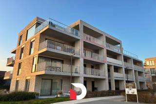 Recent appartement op de rand van Brugge, dichtbij het AZ Sint-Jan en de Expressweg, maar toch op fietsafstand van centrum Brugge. Het appartement is gelegen op de tweede verdieping en beschikt over een gezellige leefruimte met open ingerichte keuken voorzien van kookplaat, dampkap, koelkast, combi oven-microgolf, vaatwasser. Er is een aparte berging met plaats voor wasmachine/droogkast, toilet, badkamer met douche en lavabo, 1 slaapkamer, ruim terras (12 m²). Ondergrondse autostaanplaats (49) inbegrepen in de huurprijs. Gemeenschappelijke kosten: € 70/maand + € 30/maand voorschot verwarming. het appartement is instapklaar. Er wordt er verwarmd via een milieu- en budgetvriendelijk verwarmingssysteem. EPC: 25 kWh/m², label A.<br />Plan eenvoudig uw bezoek via onze website: www.delbecque.immo.