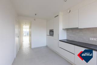 Nabij het hart van Oostende verwelkomen we je in de nieuwbouwresidentie Largo. Dit duplexappartement met 2 slaapkamers is gelegen op de vierde...