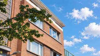 <p><span>This charming, move-in-ready apartment is located on a quiet, recently landscaped street in the popular Oud-Berchem neighborhood. Here, you’ll enjoy a particularly central location, within walking distance of cozy cafes, restaurants, local shops, and the Groen Kwartier. Antwerp-Berchem Station, various public transportation connections, downtown Antwerp, and the Ring are also easily accessible.</span></p><p><span>The apartment was renovated in 2021 and features a net living area of approximately 52 m². Although the space is compact, the exceptional ceiling height of approximately 3.05 meters, the large windows, and the abundant natural light create a particularly open and spacious feel. The authentic hardwood floors also add warmth and character to the space.</span></p><p><span>The cozy living area is a pleasant place to relax and opens onto the functionally designed open kitchen. The kitchen is equipped with a refrigerator, an electric stovetop, and a range hood. The spacious bedroom offers enough room for a full-size bed and additional closets.</span></p><p><span>The renovated bathroom features a comfortable walk-in shower, a sink, and natural daylight. There is also a separate guest restroom. Thanks to the two separate entrances to the apartment, there are also interesting possibilities for further optimizing the layout and flow to suit your preferences.</span></p><p><span>Storage space has also been taken into account. The apartment includes a private basement storage unit with an area of approximately 2 m². Ideal for storing seasonal items, groceries, or other necessities. In the shared indoor bicycle storage area, you also have two private bike hooks.</span></p><p><span>The apartment also offers a great deal of peace of mind from a technical standpoint. The flat roof has already been renovated and insulated with PUR/PIR insulation. In addition, there are three solar panels with a total installed capacity of 1,500 Wp. The individual Junkers condensing gas boiler provides heating and domestic hot water.</span></p><p><span>The windows feature PVC frames and high-efficiency glazing. Separate digital meters for gas, water, and electricity allow you to clearly track your personal usage. The electrical system is certified until March 21, 2046, and according to the available asbestos certificate, the apartment is completely asbestos-free.</span></p><p><span>The apartment has an EPC rating of D with an energy score of 337 kWh/m². Thanks to the insulated roof, high-efficiency glazing, condensing boiler, and solar panels, several significant energy-efficiency improvements have already been implemented.</span></p><p><span>The apartment is located on the third floor of a small building without an elevator. This contributes to the low common area fees of approximately €75 per month, including the property manager. The apartment is available immediately and can be purchased fully furnished and with accessories, if desired.</span></p><p><span>Key features:</span></p><ul><li><p><span>Sought-after location in the popular Oud-Berchem neighborhood</span></p></li><li><p><span>Quiet street that has recently been landscaped</span></p></li><li><p><span>Within walking distance of the Groen Kwartier, restaurants, and shops</span></p></li><li><p><span>Antwerp-Berchem station and public transportation nearby</span></p></li><li><p><span>Easy access to downtown and the Antwerp Ring Road</span></p></li><li><p><span>Move-in-ready apartment, renovated in 2021</span></p></li><li><p><span>Approximately 52 m² of net living space</span></p></li><li><p><span>One spacious bedroom</span></p></li><li><p><span>High ceilings measuring 3.10 meters</span></p></li><li><p><span>Large windows and an abundance of natural light</span></p></li><li><p><span>Authentic hardwood floors</span></p></li><li><p><span>Functionally designed open kitchen</span></p></li><li><p><span>Renovated bathroom with walk-in shower and natural light</span></p></li><li><p><span>Separate guest restroom</span></p></li><li><p><span>Two entrances with potential for a customized layout</span></p></li><li><p><span>2 separate private basement storage rooms</span></p></li><li><p><span>Indoor bicycle storage with two private bike hooks</span></p></li><li><p><span>Renovated and insulated flat roof</span></p></li><li><p><span>Three solar panels with a capacity of 1,500 Wp</span></p></li><li><p><span>Individual condensing gas boiler</span></p></li><li><p><span>High-efficiency glazing</span></p></li><li><p><span>Separate digital meters</span></p></li><li><p><span>Electrical system compliant through 2046</span></p></li><li><p><span>Asbestos-free</span></p></li><li><p><span>EPC rating D – 337 kWh/m²</span></p></li><li><p><span>Limited common area fees of approximately €75 per month</span></p></li><li><p><span>Option to purchase all furnishings and accessories</span></p></li><li><p><span> Attractive for investors: Gross return of 5.50%</span></p></li><li><p><span>Available immediately</span></p></li></ul><p><span>Thanks to its combination of a sought-after location, plenty of natural light, high ceilings, and low fixed costs, this apartment presents a particularly attractive opportunity for singles, couples, and first-time buyers. It also offers interesting possibilities as a city retreat, an apartment for college-aged children, or a real estate investment.</span></p><p><span>Interested? Choose your time slot and schedule your own visit on September 28 and 29 to discover for yourself the unique character of this light-filled penthouse. Sealed-bid offers only. Submit your offer by October 2, 2026. Contact us for more information at </span><span>info@immoley.be</span><span> or call 03/535 20 00</span></p>