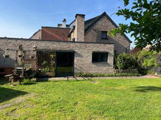 Op zoek naar een degelijke en ruime woning met een gunstig EPC? Deze halfopen bebouwing, gelegen op de grens met Hove en Lint, combineert ruimte, bereikbaarheid en duurzaamheid op de ideale manier.<br /><br />Je betreedt de woning via de praktische inkomhal met voldoende plaats voor jassen en schoenen. Van hieruit kom je in de gezellige leefruimte, welke naadloos overloopt in de keuken. Beide ruimtes staan in directe verbinding met de tuin, wat zorgt voor een aangename sfeer en een fijne interactie tussen binnen en buiten – of je nu geniet van de warmte van de houtkachel of liever buiten aan de slag gaat.<br /><br />De badkamer is uitgerust met zowel een douche als een bad, ideaal voor een snelle ochtendroutine of een ontspannen moment ’s avonds. De wasmachine en droogkast vinden hun plek in een afzonderlijke wasplaats.<br /><br />De woning beschikt over vier slaapkamers, waarvan één met een aanpalende dressing. Daarnaast is er nog een praktische berging die perfect kan worden ingericht als bureau- of hobbyruimte.<br /><br />Buiten is het leuk vertoeven in de volledig omheinde tuin met vernieuwde afsluiting. Perfect voor kinderen, huisdieren of gewoon om in alle privacy te genieten. De aparte oprit en bijhorende garage zorgen voor extra comfort en maken het geheel compleet.<br /><br />Het pand bevindt zich op korte afstand van het centrum, het treinstation en de fietsostrade. Scholen, winkels en andere voorzieningen zijn vlot bereikbaar, wat deze woning bijzonder aantrekkelijk maakt voor gezinnen en pendelaars.<br /><br />Mede dankzij een recente dakvernieuwing, gevelisolatie en regenwaterput scoort deze woning sterk op vlak van energiezuinigheid.<br /><br />Ben jij ook klaar voor de toekomst? Maak dan zeker een afspraak!<br />vg, wg, gdv, gvk, gvv, geen vermelding in het maatregelenregister