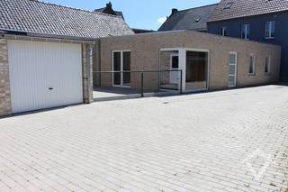 Dit gelijkvloers appartement is gelegen in het centrum van Koekelare en bestaat uit: inkomhal - toilet - living - keuken - bergruimte en wasplaats - badkamer - 2 slaapkamers - ruim terras.<br /><br />Troeven van dit appartement: <br /><br />- centrale ligging <br />- EPC label B<br />- instapklaar<br />- momenteel is dit appartement verhuurd aan 808,27 €/mnd.<br /><br />Er is een mogelijkheid om één garage bij te kopen: vraagprijs 28 500 €.<br /><br />Bel ons vandaag nog op om dit pand te bezichtigen.