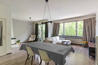 <p>Op zoek naar een ruim appartement waar licht, comfort en een uitstekende ligging hand in hand gaan? Dan voelt u zich hier ongetwijfeld meteen thuis.<br /><br /><span>Op een rustige en gegeerde locatie aan de </span>Parklaan<span>, gelegen aan een aangenaam pleintje met zicht op het groene Fort V, bevindt zich dit ruime appartement van maar liefst </span>115 m²<span>. Hier geniet u van een mooie combinatie van rust, ruimte en een uitstekende bereikbaarheid.</span></p>
<p>Via de verzorgde inkomhal met praktische ingemaakte vestiairekasten komt u in de royale leefruimte, waar de grote raampartijen het daglicht rijkelijk binnenlaten. De gezellige schouw zorgt voor extra sfeer, terwijl het prachtige uitzicht op het groene Fort V elke dag opnieuw een rustgevend decor vormt. Zet de deuren naar het terras open en geniet van een rustige ochtend met een kop koffie of van een zonnige avond in de buitenlucht.</p>
<p>De aparte keuken is praktisch ingericht en uitgerust met verschillende toestellen, waaronder een oven, kookplaat, dampkap, koelkast, diepvries en spoelbak. Dankzij de vele kastruimte is ook aan praktisch comfort gedacht.</p>
<p>Via de nachthal bereikt u de twee volwaardige slaapkamers. De grootste slaapkamer geeft rechtstreeks uit op het overdekte terras aan de achterzijde, waar u in alle rust kunt genieten van een moment voor uzelf. De handige bergkast op het terras zorgt bovendien voor extra opbergruimte.</p>
<p>De badkamer kreeg een complete make-over in 2024. Het resultaat is een stijlvolle, moderne ruimte met een ruime inloopdouche, een elegant badkamermeubel met wastafel en spiegel, verlichting én een voorziene aansluiting voor een wasmachine.</p>
<p>Als extra troef beschikt het appartement over een ruime, droge privatieve kelderberging.</p>
<p>Met een maandelijkse provisie van € 150 zijn verwarming, water en het verbruik van de gemeenschappelijke delen inbegrepen. Elektriciteit wordt individueel afgerekend.</p>
<p>De ligging maakt het plaatje compleet. Fort V ligt letterlijk voor de deur en biedt alle ruimte om te wandelen, sporten of gewoon van het groen te genieten. Winkels, scholen, openbaar vervoer en het centrum bevinden zich bovendien op een steenworp afstand, waardoor u hier geniet van de perfecte balans tussen rust en een vlotte bereikbaarheid.</p>
<p><strong>Troeven:</strong><br /><br /><span>- </span><span>Toplocatie aan de Parklaan</span><span> op een rustig pleintje met zicht op het groene Fort V</span><br /><span>- </span><span>Twee terrassen</span><span> waarvan één overdekt terras aan de achterzijde</span><br /><span>- </span><span>Volledig vernieuwde badkamer (2024)</span><span> met moderne inloopdouche</span><br /><span>- </span><span>Ruime privatieve kelderberging</span><span> inbegrepen</span><br /><span>- </span><span>Rustige, groene omgeving</span><span> met winkels, scholen, centrum en openbaar vervoer vlakbij<br /><br />Een groene omgeving, een zee van licht en ruimte om thuis te komen… Misschien wordt dit wel uw nieuwe favoriete plek. Kom het ontdekken!<br /><br />Alle attesten kunt u terugvinden op onze website: https://jamar.immo/<br /><br />Wg, Vg, Gvv, Gvkr, Gmo – geen overstromingsgevoelig gebied, geen worg<br /></span></p>