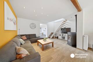 Op zoek naar een ruime en gerenoveerde woning? Deze karaktervolle woning in Oostende biedt maar liefst zes slaapkamers, een ruime leefruimte, een grote keuken, een aangename tuin met uitweg achteraan en een ruime garage/opslagplaats. Dankzij de veelzijdige indeling is dit een ideale woning voor een groot gezin, wie graag thuis werkt of gewoon nood heeft aan extra ruimte.<br /><br />Via de inkomhal komen we in de gezellige living, voorzien van een parketvloer, centrale verwarming en een trap naar de verdiepingen. Aansluitend bevindt zich de bijzonder ruime keuken met tegelvloer en twee lichtkoepels die zorgen voor een aangename natuurlijke lichtinval. De keuken is uitgerust met een praktisch kookeiland, gasfornuis, dampkap, natuurstenen werkblad, vaatwasmachine, koelkast, anderhalve spoelbak en een liftdeur voor de microgolfoven. Er is bovendien voldoende ruimte voor een diepvries.<br /><br />Op het gelijkvloers bevinden zich verder een bureau of berging, een afzonderlijk toilet en een ruime badkamer met inloopdouche, dubbele lavabo met meubel en toilet. Achteraan beschikt de woning over een overdekt gedeelte dat extra mogelijkheden biedt als bergruimte, hobbyruimte of beschutte buitenruimte.<br /><br />Een absolute troef is de aangename tuin met terras en uitweg achteraan. De ruime garage/opslagplaats van ongeveer 40 m² is bijzonder praktisch en biedt voldoende plaats voor een wagen, fietsen, materiaal of hobby's.<br /><br />Op de eerste verdieping bevinden zich drie slaapkamers, waarvan één voorzien is van ingemaakte kasten, evenals een apart toilet. De tweede verdieping beschikt opnieuw over drie slaapkamers en een berging die nog verder kan worden afgewerkt. In totaal beschikt de woning hierdoor over maar liefst zes slaapkamers, wat bijzonder veel mogelijkheden biedt voor gezinnen of wie meerdere kamers wenst in te richten als bureau, hobby- of logeerkamer.<br /><br />Ook op technisch vlak beschikt de woning over interessante troeven. Er is centrale verwarming op aardgas, een zonneboiler, een installatie van 12 zonnepanelen met groenestroomcertificaten en heeft een EPC B. Daarnaast is er een ruime regenwaterput van maar liefst 52.000 liter, aangesloten op de toiletten, wasmachine en buitenkraan. De aanwezige pelletkachel kan eventueel worden overgenomen.<br /><br />Boven de woning bevindt zich bovendien nog een ruime zolder van ongeveer 36 m², voorzien van een OSB-vloer, onderdak en vloerisolatie. Deze ruimte zorgt voor heel wat extra bergruimte en biedt eventueel mogelijkheden voor verdere inrichting.<br /><br />Een woning met bijzonder veel mogelijkheden en ruimte, gelegen in Oostende. Zeker een bezoek waard!<br /><br />Contacteer ons en plan uw bezoek in!