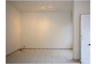 Centraal gelegen kleine rijwoning.<br /><br />Ideale woning als instapwoning of als kleine vastgoedbelegging.<br /><br />Vrij bij akte.<br /><br />Indeling:<br /><br />Kelder<br />Gelijkvloers: woonkamer (ca24m²) + gang naar tuinzone met kitchenette<br />Voute: badkamer<br />Verdieping: 4 kamers (vrije hoogte deel van de kamers + nachthall/overloop 2,17m à 2,19m)<br />Zolder<br /><br />Deze eigendom wordt verkocht onder het systeem van Covast en dit aan de hand van een biedingssysteen. Een bod kan geplaatst worden onder een eenzijdige aankoopbelofte tot 28506/2026 om 15 uur.<br /><br />Meer inlichtingen hieromtrent zijn te verkrijgen via Angélique 0484/74.25.68 of Angelique.casteleyn@albert.immo
