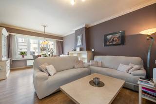 <p><span>Appartement au rez-de-chaussée avec grand jardin orienté au sud </span></p><p><span>Dans la Meereigenstraat à Merksem, vous trouverez cet appartement prêt à l'emploi au rez-de-chaussée d'environ </span><span>91 m²</span><span> avec un jardin ensoleillé orienté vers le sud. Parfait pour ceux qui aiment la lumière, la verdure et un aménagement pratique.</span></p><p><span>Aménagement :</span><span> une cuisine équipée avec accès au jardin, un séjour lumineux et </span><span>2 chambres à coucher</span><span>, dont l'une est une chambre traversante. En outre, une salle de bains avec douche et lavabo, un WC séparé et une cave.</span></p><p><span>Avantages :</span></p><ul><li><span>Grand jardin orienté au sud</span></li><li><span>Petit immeuble calme avec seulement 4 appartements</span></li><li><span>Pas de syndic, donc peu de frais</span></li><li><span>Compteurs séparés</span></li><li><span>Sans amiante</span></li><li><span>Prêt à emménager</span></li></ul><p><span>L'emplacement est favorable : proche des magasins, des écoles et des transports publics, avec un accès facile au Ring d'Anvers et aux communes environnantes.</span></p><p><span>Un appartement idéal pour les débutants, les couples ou les investisseurs à la recherche d'un bien avec jardin et de faibles charges.</span></p><p><span>Intéressé(e) ? Contactez-nous au 03 646 66 55 ou info@sinjoor.be</span></p>