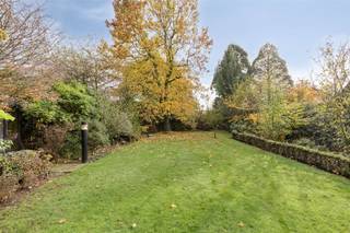 Rust en ruimte! Dat vind je hier. Op een mooi, groot perceel, in een mooie wijk vlakbij het centrum vinden we deze ruime woning die gelijkvloers...