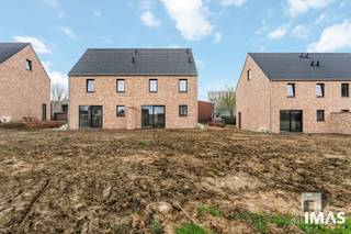 <p><span>Woning Oude Baan 15 C Loksbergen</span></p><p><span>op grond van 3.45 are;</span></p><p><span>oriëntatie tuin zuid-oost</span></p><p><span>aantal slaapkamers: 3 ( 4 mogelijk, na inrichting van zolderniveau );</span></p><p><span>161.80 m² bewoonbaar</span></p><p><span> </span></p><p><span>Woonproject De Zilveren Helm in het landelijke, groene Loksbergen biedt nog 5 tijdloze halfopen BEN-woningen in een doodlopende straat: rustig wonen zonder doorgaand verkeer, mét volop ruimte om buiten te leven. Natuur en stilte gaan hier hand in hand met een vlotte bereikbaarheid: de E314 ligt op ca. 10 minuten, Halen op 5 minuten en Diest/Herk-de-Stad op korte afstand.</span></p><p><span>De woningen zijn ontworpen met een sterke focus op duurzaamheid en energiezuinig comfort (A+-niveau): degelijke isolatie, warmtepomp met vloerverwarming, ventilatiesysteem D met warmterecuperatie, zonnepanelen en een regenwaterput van 7.500 liter. Elke woning telt 3 slaapkamers en een ruime zolder (vaste trap) met potentieel voor extra kamer(s) of hobbyruimte. De bewoonbare oppervlakte varieert van 161 tot 165 m².</span></p><p><span>Belangrijk: de woningen zijn klaar voor verdere afwerking en kunnen casco+ aangekocht worden. Dat betekent kopen in de huidige staat, zodat u zélf de stelposten voor vloeren, faiences,sanitaire toestellen, keuken en binnenschrijnwerk naar eigen smaak en timing kan uitvoeren (prijzen op aanvraag). Oplevering voorzien richting najaar/november 2026.</span></p><p><span>Vragen of een plaatsbezoek, contacteer dan Immo Diest 013 31 25 22 - info@immodiest.be of Jan Vanonckelen op 0498 52 64 52 of op jan.vanonckelen@immodiest.be</span></p><p><span> </span></p><p><span> </span></p><p><span> </span></p><p><span> </span></p><p><span> </span></p><p><span> </span></p><p><span> </span></p>