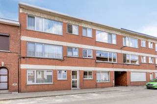 <p>Bent u op zoek naar een verzorgd appartement met 2 slaapkamers, een terras en een praktische indeling, gelegen in een rustige en aangename woonomgeving? Dan is dit appartement aan de Corneel Franckstraat 72 in Deurne zeker het ontdekken waard.</p><p>De woning bevindt zich in Boterlaar-Silsburg, een woonbuurt van Deurne. De omgeving combineert een residentieel karakter met een goede bereikbaarheid. In de ruimere omgeving vindt u winkels, supermarkten, scholen en openbaar vervoer. Ook de belangrijkste verbindingswegen richting Antwerpen en de omliggende gemeenten zijn vlot bereikbaar.</p><p>Voor de dagelijkse boodschappen zijn onder meer Albert Heijn aan de Herentalsebaan en Delhaize Bosuil bereikbaar. Ook scholen en andere voorzieningen bevinden zich in de omgeving.</p><p>Het appartement heeft een bewoonbare oppervlakte van circa 70 m² en maakt deel uit van een gebouw uit 1972. Doorheen de jaren werden verschillende belangrijke elementen vernieuwd, waardoor het appartement een interessante combinatie biedt van hedendaags comfort en een karaktervol gebouw.</p><p>Het appartement beschikt over 2 slaapkamers, ideaal voor een koppel, klein gezin of als combinatie van slaapkamer en thuiswerkruimte. Daarnaast is er een terras, een aangename extra troef om buiten te genieten.</p><p>De gemeenschappelijke kosten bedragen slechts €100 per maand.<br />Dit maakt het appartement interessant voor zowel eigen bewoning als investering.</p><p>Belangrijkste troeven op een rij :</p><p>Keuken vernieuwd in 2014<br />Ramen vernieuwd in 2017<br />Dakisolatie van 2022<br />Elektriciteit conform<br />Centrale verwarming op gas<br />Geen lift<br />Privé nutsvoorzieningen<br />Gemeenschappelijke kosten: €100/maand<br />Rustige ligging in Boterlaar-Silsburg, Deurne<br />Goede verbinding naar Antwerpen en omliggende gemeenten</p><p>Een praktisch en goed onderhouden appartement met 2 slaapkamers, terras én verschillende recente vernieuwingen. Ideaal voor wie op zoek is naar een betaalbare eigen woning of een interessante investering in Deurne.</p>