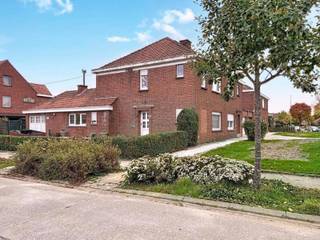 Ontdek deze halfopen woning met 3 slaapkamers, ideaal gelegen in een rustige en kindvriendelijke wijk.De inkomhal met gastentoilet geeft toegang tot...