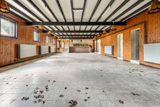 <p><span>Woning met polyvalente ruimte (240m2!) vlakbij natuurdomein</span></p><p><span> </span></p><p><span>Belangrijkste troeven:</span></p><p><span>- Polyvalente ruimte van ca 240m2!</span></p><p><span>- Mogelijkheid tot horeca, praktijk, werkhuis, opslag,...</span></p><p><span>- Woning met enorm potentieel</span></p><p><span>- 3 slaapkamers</span></p><p><span>- Perceel van 1089m2</span></p><p><span>- Ideale ligging nabij natuurdomein De Keiheuvel/De Most!</span></p><p><span>- Perfect voor bvb fietscafe</span></p><p><span> </span></p><p><span>Bekijk zeker ook onze grondplannen met de afmetingen. Zo krijgt u van thuis uit al een perfect beeld van wat deze woning te bieden heeft!</span></p><p><span> </span></p><p><span>Wenst u meer info of een vrijblijvende bezichtiging, contacteer dan ons kantoor op het nummer 014 39 99 99 en wij helpen u graag verder.</span></p>