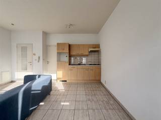 <p><span>ANTWERPEN - 't Zuid - Goedehoopstraat 25</span><span>: Leuk appartement naast de Schelde en Kloosterstraat. </span></p><p><span> </span></p><p><span>BESCHRIJVING:</span></p><p><span> </span></p><p><span>Leuk appartement op de 2° verdieping van een klein gebouw op een toplocatie te Antwerpen op enkele passen van de Schelde. </span></p><p><span>Leefruimte, open keuken, 1 slaapkamer en aparte badkamer met douche, lavabomeubel en toilet.</span></p><p><span>Op wandelafstand vindt men alle beste restaurants, koffiezaken, musea en modewinkels. </span></p><p><span>Kortom: het beste van Antwerpen binnen handbereik. </span></p><p><span> </span></p><p><span>BIJZONDERHEDEN:</span></p><p><span> </span></p><p><span>* Beschikbaar 1/10/2026</span></p><p><span>* Toplocatie op het Zuid, naast de Schelde</span></p><p><span>* 100€ provisiekosten/maand (water, provisie voor verwarming en onderhoud gemene delen). </span></p><p><span> </span></p>