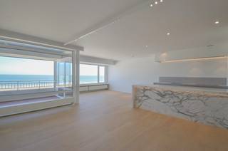 Exclusief, Stijlvol volledig gerenoveerd appartement met frontaal zeezicht<br /><br />Uitzonderlijk stijlvol volledig gerenoveerd appartement met frontaal zeezicht en een gevelbreedte van ca. 6,5 meter. Het appartement beschikt over drie terrassen en werd afgewerkt met hoogwaardige materialen en oog voor detail.<br /><br />Indeling:<br />Inkomhal met vestiaire en gastentoilet. Ruime en lichtrijke leefruimte met panoramisch zeezicht, bestaande uit een elegante zithoek en eetplaats. De leefruimte sluit aan op een eerste inpandig terras aan de voorzijde.<br /><br />De stijlvolle open keuken is volledig uitgerust met alle hedendaags comfort en wordt aangevuld met een praktische bijkeuken/wasplaats.<br /><br />De masterbedroom beschikt over ingemaakte kasten en een ruime, luxueuze douchekamer. Achteraan bevindt zich een ruim zonnig terras.<br /><br />Tweede volwaardige slaapkamer met ingemaakte kasten en bureau, uitgevend op een tweede inpandig terras. Derde, kleinere slaapkamer met ingemaakte kast. Vanuit alle slaapkamers geniet men bovendien van een weids uitzicht over het hinterland.<br /><br />Privatieve kelder en een gemeenschappelijke fietsenberging in de residentie.<br /><br />Dit appartement is een absolute aanrader dankzij de brede gevel, het prachtige panoramische zeezicht, de uitzonderlijke afwerking en de meerdere terrassen.