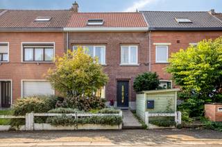 <p>Op zoek naar een instapklare woning met aangename leefruimtes, een gezellige tuin en voldoende ruimte voor het hele gezin? Dan is deze charmante woning zeker een bezoek waard. Dankzij de praktische indeling, de ruime kamers en de verschillende bergruimtes biedt de woning heel wat comfort en mogelijkheden.</p><p> </p><p>Bij het binnenkomen wordt u verwelkomd in een ruime inkomhal met vestiaire en een afzonderlijk toilet. De inkomhal zorgt meteen voor een aangename eerste indruk en biedt voldoende plaats voor jassen en schoenen.</p><p>De woonkamer vormt het hart van de woning en beschikt over een gezellige cassette, die zorgt voor extra sfeer tijdens de koudere maanden. Dankzij de aangename oppervlakte is er voldoende ruimte voor zowel een comfortabele zithoek als een eetplaats.</p><p>Aansluitend bevindt zich de volledig geïnstalleerde keuken. De keuken is praktisch ingericht met voldoende werk- en opbergruimte. Vanuit de keuken is er rechtstreeks toegang tot de aangrenzende berging, wat zorgt voor extra praktische opbergruimte.</p><p>Een absolute troef is de rechtstreekse toegang vanuit de keuken naar de gezellige, zonnige tuin. Het terras vormt de ideale plek om buiten te genieten, terwijl de tuin voldoende ruimte biedt voor ontspanning, spelende kinderen of gezellige momenten met familie en vrienden.</p><p> </p><p>Op de eerste verdieping bevinden zich twee ruime slaapkamers. Eén van de kamers beschikt bovendien over een ingebouwde kast, wat zorgt voor extra opbergruimte. De nachthal geeft verder toegang tot de badkamer, ingericht met een douche in bad, een aparte bureauruimte en een bijkomende berging.</p><p>De tweede verdieping biedt nog een ruime derde slaapkamer. Deze kamer beschikt over maar liefst twee afzonderlijke bergingen/dressingruimtes, waardoor er hier bijzonder veel mogelijkheden zijn voor kleding, hobby's, administratie of extra stockage.</p><p> </p><p>De woning is instapklaar en werd doorheen de jaren goed onderhouden. Zo werd de keuken vernieuwd in 2008 en werd in datzelfde jaar ook het dak vernieuwd en geïsoleerd. Daarnaast beschikt de woning over rolluiken en vliegenramen, wat bijdraagt aan het dagelijks wooncomfort.</p><p> </p><p>Een instapklare woning met een gezellige buitenruimte en een uitstekende basis om er meteen uw thuis van te maken.</p>