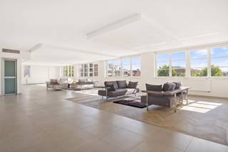 Kwalitatief afgewerkte loft die zich op de derde verdieping van ‘Het Koninklijk Entrepot’ bevindt. Men betreedt de woning via de inkomhal, met veiligheidsdeur, die rechtstreeks toegang biedt tot de open en lichtrijke woon- en eetkamer. Deze riante leefruimte van maar liefst 100 m² heeft een 22 meter brede gevel met grote raampartijen en rechtstreeks zicht op het MAS en het Willemdok. Aansluitend vinden we de volledig ingerichte keuken terug voorzien van de nodige toestellen, van het merk Miele, namelijk warmhoudplaat, warme lucht oven, vaatwasser, inductiekookplaat en koelkast. <br />Dit appartement bevat in totaal vier slaapkamers en twee badkamers. <br />Exclusief de prijs is er ook een driedubbele kelderberging, een inpandige dubbele garagebox (€100.000) en een inpandige autostaanplaats (€50.000) beschikbaar.<br /><br />EPC : 113 kWh / m² UC : 2387629<br /><br />Gelegen aan de jachthaven van het Willemdok, dat langs de Schelde, ten noorden van de Antwerpse binnenstad is gesitueerd. Een samenkomst van gezellige restaurants en cafés, sport en ontspanning maar ook kunst en cultuur met pal zicht op het Museum Aan de Stroom (MAS).