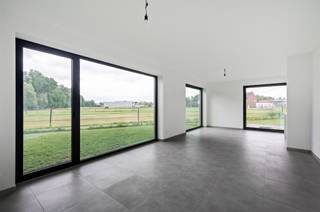 <p><span>Rustig gelegen, moderne nieuwbouwwoning op een ware A-locatie te Sint-Katelijne-Waver.</span></p><p><span> </span></p><p><span>Deze nieuwbouw gezinswoning is recent afgewerkt en werd gebouwd met duurzame materialen. De woning is voorzien van alle moderne comfort en bijgevolg uiterst energiezuinig, o.a. dankzij zonnepanelen en verwarming via vloerverwarming. De woning is praktisch ingedeeld en beschikt op het gelijkvloers over een inkomhal met apart toilet, een grote leefruimte en halfopen keuken. Grote raampartijen zorgen voor heel wat lichtinval en knap zicht op naastgelegen weilanden met paarden. Op de eerste verdieping zijn er 3 slaapkamers, een badkamer met douche, een toilet en een technische berging. De nachthal biedt ruimte voor een bureau. De ruime garage maakt het geheel compleet en zorgt voor voldoende stockageruimte en parkeergelegenheid. En wie niet binnen wenst te vertoeven, kan heerlijk tot rust komen in de aangename zuidgerichte tuin.</span></p><p><span> </span></p><p><span>De gunstige ligging biedt een prima uitvalsbasis, gelegen in een landelijke omgeving nabij dorpscentra met scholen winkels, sport- en ontspanningsmogelijkheden. Een vlotte bereikbaarheid is gegarandeerd dankzij de centrale ligging tussen Brussel en Antwerpen, nabij belangrijke invalswegen, fietsostrade, treinstation en openbaar vervoer.</span></p><p><span>Onmiddellijk beschikbaar.</span></p>