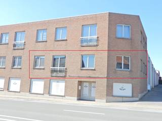 Dit ruim appartement is gelegen op de eerste verdieping met een gemeenschappelijke fietsenberging op het gelijkvloers.<br />Door zijn centrumligging zijn tal van winkels, scholen, openbaar vervoer, ... in de nabijheid terug te vinden.<br />Er is geen terras aanwezig.<br /><br />Indeling: inkomhal met op maat gemaakte vestiairekast - ruime woonkamer met centrale verwarming gas - ingerichte keuken met elektrisch koken, koelkast, dampkap, spoelbak, oven - gastentoilet - badkamer met bad (mogelijkheid tot douchen) en lavabomeubel - was/bergruimte - 2 ruime slaapkamers met centrale verwarming gas.<br /><br />Algemeen:<br /> - EPC 132 - label B<br />- Bewoonbare oppervlakte 97 m²<br />- Geen lift aanwezig<br />- Parlefoon aanwezig<br />- Geen syndicuskosten<br />- Maandelijks kleine onderhoudskost voor de algemene delen<br />- Vrij op heden<br /><br />Huurprijs: € 625/maand.