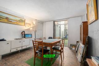 In het levendige hart van Blankenberge vinden we dit ruime appartement terug, gelegen op niveau –1 (sous-sol). De woonst biedt een mooie basis voor wie zijn eigen woonstijl wil creëren en een plek zoekt die volledig naar eigen voorkeur kan worden opgefrist.<br /><br />Het appartement beschikt over een ruime indeling met 2 volwaardige slaapkamers, wat het comfort aanzienlijk verhoogt. De aanwezige stadskoer vormt een bijzonder aangename meerwaarde: een rustig hoekje midden in het centrum, Ideaal om even te genieten van buitenruimte in alle privacy.<br /><br />