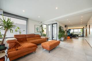 Gerenoveerde instapklare woning met ruim zonnig dakterras te Deurne op de grens met Schoten!De woning is als volgt ingedeeld: via de inkomhal...