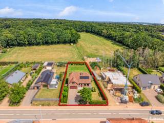 <p><strong>Waar rust, ruimte en bereikbaarheid samenkomen</strong></p>
<p>Landelijk wonen met alle comfort én een <strong>uitstekende bereikbaarheid</strong>? Deze charmante open bebouwing combineert het beste van twee werelden. U geniet hier dagelijks van een vrij uitzicht over achterliggende weilanden en bos, terwijl alle dagelijkse voorzieningen verrassend dichtbij zijn. Een supermarkt, kleuter- en lagere school bevinden zich op wandelafstand, ook de bushalte met regelmatige verbindingen richting Hasselt, Diest en Beringen ligt vlakbij. Middelbare scholen en het NMBS-station bereikt u bovendien in slechts enkele minuten met de fiets of de wagen. Tegelijk bevinden de E314, het klaverblad van Lummen en het centrum van Lummen zich op slechts enkele minuten, waardoor Hasselt, Leuven en Brussel bijzonder vlot bereikbaar zijn.</p>
<p>De woning werd doorheen de jaren met veel zorg onderhouden en verkeert in een <strong>uitstekende staat</strong>. Met een bewoonbare oppervlakte van <strong>257 m²</strong>, vier ruime slaapkamers, een recent gerenoveerde badkamer en een zonnig perceel van <strong>971 m²</strong> biedt ze alle ruimte voor comfortabel gezinsleven. Dankzij de sterke technische basis – waaronder een <strong>EPC-label C</strong>, zonnepanelen en een conforme mazouttank – is deze woning bovendien instapklaar.</p>
<p><strong>Waarom u deze woning moet ontdekken</strong></p>
<ul>
<li>Charmante open bebouwing op een perceel van <strong>971 m²</strong></li>
<li>Rustige, landelijke ligging met vrij uitzicht over weilanden en bos</li>
<li>Uitstekende verbinding naar de E314, Hasselt, Leuven en Brussel</li>
<li>Centrum van Lummen op slechts 5 minuten rijden</li>
<li>Supermarkt, scholen, bushalte én treinstation op wandel- en fietsafstand</li>
<li><strong>257 m²</strong> bewoonbare oppervlakte inclusief inpandige garage (2 personenwagens)</li>
<li><strong>4 </strong>volwaardige <strong>slaapkamers</strong></li>
<li>Recent stijlvol gerenoveerde badkamer</li>
<li>Recent aangelegd terras in blauwe hardsteen, deels overdekt</li>
<li>Ideale oost-zuidoriëntatie voor maximale lichtinval</li>
<li>Volledig beloopbare en droge kelder (ca. 65 m²), praktische zolder</li>
<li>Zonnepanelen (5.500 Wp)</li>
<li>EPC-label C</li>
<li>Conforme mazouttank</li>
<li>Asbestveilig</li>
<li>Alarmsysteem</li>
<li>Elektrische rolluiken aan alle ramen (behalve noord)</li>
<li>Gezellige inbouw houtkachel</li>
<li>Strak afgewerkte spanplafonds op het gelijkvloers</li>
</ul>
<p><strong>Indeling</strong></p>
<p><strong>Gelijkvloers</strong><br />Inkomhal, lichtrijke leefruimte met gezellige inbouw houtkachel, gastentoilet, volledig uitgeruste én ruime keuken, handige bureelruimte, inpandige garage en toegang tot het ruime, deels overdekte terras.</p>
<p><strong>Verdieping</strong><br />Vier ruime slaapkamers, een praktische nachthal en een recent gerenoveerde badkamer.</p>
<p><strong>Kelder & zolder</strong><br />Volledig beloopbare en droge kelder van circa 65 m², kruipkelder en een praktische zolder die ideaal is als extra bergruimte.</p>
<p><strong>Een woning om jarenlang van te genieten</strong></p>
<p>Deze woning onderscheidt zich niet alleen door haar ruimte en uitstekende staat van onderhoud, maar vooral door de harmonieuze combinatie van rust, wooncomfort en bereikbaarheid. Een plek waar je elke dag opnieuw met plezier thuiskomt.<br /><br />Voor meer informatie of een bezoek ter plaatse, contacteer uw vastgoedmakelaar Lars Smekens, via 0479/99.45.02 of lars.smekens@laress.be</p>