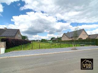 Riante bouwkavel van 32 are 09 ca voor OPEN BEBOUWING. Ligging : op de LEUTERWEG TE MAASMECHELEN-EISDEN (tussen huisnummers 41 en 43). De...