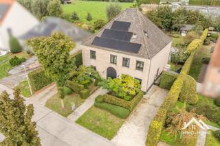 In deze prachtige villa wordt je in stijl ontvangen in een ruime inkomhal, waar je meteen de ruimte wordt ingezogen door de doorkijk tot in de tuin. De leefkeuken neemt het grootste deel van het gelijkvloers in, en wordt aangevuld door een visueel afgescheiden eetruimte. Beiden hebben het prachtige open uitzicht op het terras en de tuin gemeenschappelijk, wat voor een heel aangenaam open leefgevoel zorgt. De keuken zelf is opgebouwd rond een ruim kookeiland, en uiteraard is alle moderne kookcomfort (inclusief een gasvuur) aanwezig. Net naast de keuken is er voorzien in een ruime wasplaats/berging, die ook toegankelijk is vanuit de tuin. Vooraan de woning vinden we de eerste twee ruime slaapkamers en een gastentoilet terug. Net naast de eethoek is er een polyvalente (bureel)ruimte aanwezig. Op de eerste verdieping is de prachtige leefruimte/zithoek ondergebracht. Deze biedt een zee aan ruimte en mogelijkheden om op de massiefhouten vloer een gezellig gezinsleven uit te bouwen, en het uitzicht op de tuin en de groene omgeving krijg je er elke dag bovenop. Op deze etage bevindt zich ook de master bedroom, die overloopt in een open badkamer met ligbad en inloopdouche, en een dressing helemaal achterin. Op de bovenste verdieping zijn de laatste twee slaapkamers ondergebracht, met een eigen ruime badkamer. Opbergruimte vinden we hier ook op de zolder, net als in het tuinhuis en een berging naast de woning. Op warme zomerdagen zorgt het zwembad in de tuin voor verfrissing, en genieten van het buitenleven is in elk geval geen probleem in de volledig omheinde prachtige tuin. Er is vooraan ruimte voor meerdere wagens op beide opritten, en je voorziet in je eigen energie met de 28 zonnepanelen. Bezoekdag Inschrijven via mail naar tommy@immo-home.be, geen telefonische inschrijvingen! Volg ons op Fb en Insta. Voor meer info: www.immo-home.be. GRATIS SCHATTING & GRATIS FINANCIEEL ADVIES