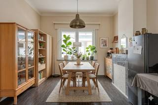 De woning is gelegen te Bissegem, met een vlotte verbinding naar het centrum van Kortrijk, Bissegem plaats en de belangrijke invalswegen. Daarnaast bevindt de woning zich op een boogscheut van het sportcentrum Ter Biezen, de Leie, diverse horecazaken, winkels en supermarkten. Daarnaast zijn scholen en crèches vlakbij, wat dit huis bijzonder aantrekkelijk maakt als starterswoning of investering. INDELING: Gelijkvloerse verdieping: - inkomhal met toegang tot de leefruimte - aangename woonkamer met veel raampartijen - aanpalende keuken met zicht op de stadstuin- badkamer uitgerust met lavabo, toilet en bad/douche- kelder Eerste verdiep: - 2 slaapkamers - ruime zolderruimte te bereiken met vaste trap (mogelijkheden tot extra kamers) Troeven van deze woning: - uitstekende structuur - dak werd volledig geïsoleerd- voorzien van nieuwe ramen (pvc - 2023) - conforme elektrische keuring - reeds een condenserende ketel - op wandelafstand van het station - conformiteitsattest ter beschikking Bekijk zeker ook de stadsvernieuwing "Bissegem Plage" via onderstaande link: https://www.kortrijk.be/bissegem-plageWenst u meer info over deze woning of wenst u een bezoek ter plaatse? Contacteer Alissia Dewitte (0472 18 64 21 - alissia.dewitte@dewaele.com) of Yoshi Vandeginste (0474 49 50 38 - yoshi.vandeginste@dewaele.com)