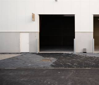 <p><span>Deze loods is gelegen op de volledig nieuwe Piepelboom site.   Dit is de linkse loods op de foto. Huurprijs bedraagt 1.500 EUR per maand voor een bruikbare oppervlakte van 200m².</span></p><p><span>De poort die op afstandsbediening werkt heeft een breedte van 4 meter.  De vloer is volledig in gepolijste beton.  Verlichting is aanwezig.</span></p><p><span>Deze loods heeft een strategische ligging  pal in de industriezone en vlak bij de E40 richting Brussel en Luik.</span></p><p><span>De loods A2 (links op de foto) heeft een vloeroppervlakte van 200m².</span></p><p><span>Alle units in bedrijvenpark Piepelboom zijn uitgerust met een regenwaterput van 5.000 liter, private parkeerplaatsen met voorzieningen voor laadinfrastructuur en waterdoorlatende verharding.</span></p><p><span>Het terrein is volledig aardgasvrij, met maximale ontharding, veel groen en een waterloop. Een omgeving die niet alleen duurzaam is, maar ook aangenaam  zelfs om te lunchen aan de picknicktafels.</span></p>