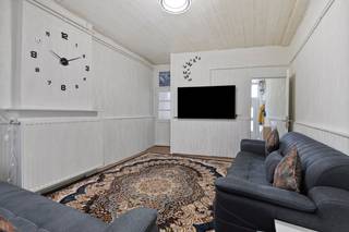 Deze woning is gelegen in een rustige straat in het stadscentrum; supermarkt, winkels en de Grote Markt vind je dadelijk om de hoek!<br /><br />De elektrische installatie werd vernieuwd en is conform, ramen werden vernieuwd in PVC met hoogrendementsglas, centrale verwarming op aardgas en isolatie in de zoldervloer, waardoor er geen renovatieplicht is met een EPC-score 334 of label D.<br /><br />De woning is als volgt ingedeeld: <br />x inkomhal; <br />x voorkamer, in te richten als gezellige tv-kamer, bureel of eetruimte; <br />x woonkamer met doorgang naar de keuken; <br />x functionele keuken; <br />x badkamer met ligbad en toilet; <br />x gewelfde kelder.<br /><br />Via de keuken is er doorgang naar een gezellig koertje.<br /><br />Op de verdieping: <br />x 2 slaapkamers; <br />x vaste trap naar de zolderverdieping, mogelijk in te richten als extra kamer.<br />x de zoldervloer werd geïsoleerd en afgewerkt met OSB-platen.<br /><br />x Momenteel is de woning verhuurd; ook interessante als investering voor verhuur!<br /><br />📞 Interesse? Plan een bezoek door te bellen naar 012 23 00 23 of stel je vragen aan roland@immo-leroi.be.