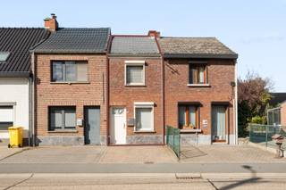 Op zoek naar een gezellige, goed onderhouden woning met een praktische indeling en een eigen tuin? Deze charmante rijwoning, gelegen aan de rand van Heist-op-den-Berg en vlak bij het zwembad, heeft alles in huis voor wie op zoek is naar een fijne eerste thuis of een interessante investering.<br /><br />Dankzij de gunstige ligging vormt de woning bovendien een uitstekende uitvalsbasis naar steden zoals Lier en Aarschot, met ook een vlotte verbinding naar de autostrade.<br /><br />Hoewel de woning compact is, werd elke ruimte optimaal benut en functioneel ingericht. Op het gelijkvloers vind je een gezellige leefruimte met zit- en eetkamer, aansluitend op een gerenoveerde en volledig uitgeruste keuken. Verder is er een moderne praktische badkamer met inloopdouche, lavabo, toilet en de nodige voorzieningen voor de aansluiting van een wasmachine.<br /><br />Op de eerste verdieping bevinden zich twee volwaardige slaapkamers, die tal van mogelijkheden bieden voor een koppel, een klein gezin of wie een extra kamer wenst als bureau of hobbyruimte.<br /><br />Ook buiten heeft deze woning heel wat te bieden. De kleine, gezellige tuin is praktisch ingericht en gemakkelijk te onderhouden. Het overdekte terras vormt de ideale plek om in alle rust te genieten van een kopje koffie of een gezellig moment met familie en vrienden. Daarnaast zijn er een handige berging en een extra tuinhuisje achteraan in de tuin.<br /><br />Een extra troef is de dubbele toegankelijkheid: de woning is zowel langs de voorzijde als via de achterzijde van de tuin bereikbaar. Bovendien is er een garage inbegrepen, wat zorgt voor extra comfort en praktische opbergruimte.<br /><br />Kortom, een knusse en functionele woning waar comfort, onderhoudsgemak en een praktische ligging hand in hand gaan. Ideaal voor starters, alleenstaanden, koppels of investeerders die op zoek zijn naar een interessante opportuniteit in Heist-op-den-Berg.<br /><br />Interesse? Ontdek snel de mogelijkheden en de charme van deze woning op onze website www.dplusvastgoed.be<br />Voor meer informatie of voor een bezoek bel 0475 59 90 00 of mail yves@dplusvastgoed.be