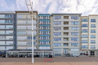 Très bel appartement entièrement rénové avec des matériaux de haute qualité, comprenant deux chambres à coucher spacieuses, à louer à l'année.<br />Situé au centre de la digue de Koksijde-Bad, c'est un véritable bijou pour ceux qui veulent profiter de tout ce que cette station balnéaire a à offrir.<br />Avec ses grandes baies vitrées, il bénéficie d'une lumière abondante et d'une vue directe sur la mer et la plage de Koksijde !<br />75 EUR de frais de syndicat par mois. EPC très bas = 140 = label B.