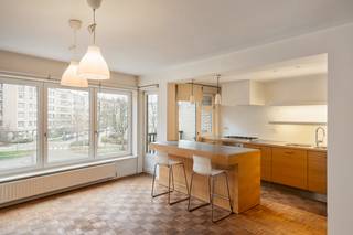 Licht op te frissen appartement met een interessante ligging aan de rand van de stad Antwerpen.Dit appartement is gelegen op de tweede verdieping van...