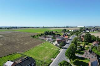 <strong>Verkocht: compromis in opmaak </strong><br /><br />Deze ruime bouwgrond met een oppervlakte van 950 m² bevindt zich langs de Ruiseleedsesteenweg, op enkele minuutjes rijden van het centrum van Tielt. Dankzij deze ligging zijn diverse faciliteiten zoals scholen, winkels en eetgelegenheden nabij. Dit gecombineerd met een groen, landelijk uitzicht en een aantrekkelijke zuidoostelijke oriëntatie maakt van dit perceel een interessante locatie.<br /><br />De bouwgrond, die aan de achterkant van het perceel uitkijkt over agrarisch gebied, is geschikt voor het bouwen van een open bebouwing met een maximale diepte van 15 meter op het gelijkvloers en 12 meter op de eerste verdieping. Er mogen maximaal twee bouwlagen gebouwd worden, exclusief één nuttige bouwlaag onder het hellend dak en maximaal één ondergrondse bouwlaag (kelder). De maximale kroonlijsthoogte en nokhoogte van de open bebouwing bedragen respectievelijk 7 en 12 meter. Het bouwvolume van het hoofdgebouw is vrij, binnen de toegelaten bouwlagen. De dakvorm is in principe vrij, mits het naleven van enkele algemene bouwregels betreffende de dakhelling, de dakbedekking en dakvlakramen.<br /><br />De bouwzone waarin het hoofdgebouw moet gebouwd worden, bevindt zich minimaal 10 meter van de rooilijn, minimaal 4 meter van de perceelsgrens aan de rechterzijde, minimaal 3 meter van de perceelsgrens van de linkerzijde en minimaal 14 meter van de perceelsgrens aan de achterkant. De bouwmaterialen kunnen vrij worden gekozen op voorwaarde dat ze duurzaam, kwalitatief en eigentijds zijn. Andere materialen die passen in het architecturaal geheel worden eveneens toegelaten.<br /><br />Een bijgebouw is toegelaten, maar dient opgericht te worden achter de achtergevel van de woning. Het bijgebouw heeft een maximum oppervlakte van 60 m², bestaande uit een gelijkvloers met een plat of hellend dak. Het bijgebouw wordt ofwel ingeplant op 1 meter van de perceelsgrenzen ofwel op de perceelsgrenzen indien het gekoppeld is met een gelijkaardige constructie op het naastliggende perceel. De kroonlijsthoogte is maximaal 3 meter, de nokhoogte 4,5 meter. De hoofd- en bijgebouwen moeten één architecturaal geheel vormen, doch niet uit hetzelfde materiaal worden opgebouwd.<br /><br />Een carport is toegelaten aan één zijde van de woning. De carport kan ingeplant worden op de zijkavelgrens. Maximale oppervlakte: 30 m², maximale kroonlijsthoogte: 3 meter, dakvorm vrij.<br /><br />Zowel een woonfunctie als een functie voor handel of dienstverlening voor 100% is toegelaten. Bij een gecombineerde functie wonen + handel/diensten moet er 60% van de totale vloeroppervlakte voorbehouden worden voor wonen.<br /><br />Het perceel biedt dus tal van mogelijkheden voor de bouw van een gezinswoning, woning met gemengde bestemming of handelspand in een mooie, groene omgeving en met een goede bereikbaarheid. Er is tevens geen bouwverplichting wat betekent dat u vrij kan kiezen wanneer u uw droomwoning bouwt.<br /><br />Benieuwd naar deze bouwgrond in Tielt? Maak een vrijblijvende afspraak met Michiel via michiel@landbergh.be of bel 09 278 78 79.