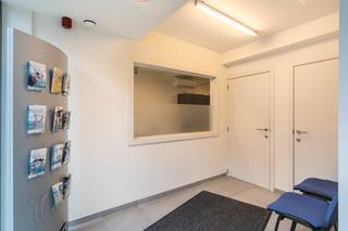 Modern en instapklaar handelspand, volledig ingericht als kantoorruimte, gelegen op het gelijkvloers met een oppervlakte van ca. 95m².<br /><br />Perfect voor vrije beroepen of ondernemers in de dienstensector.<br /><br />Je komt binnen via een automatische inkomdeur in een stijlvolle wachtruimte. De afgesloten kantoorruimte is ruim en praktisch ingedeeld, klaar voor gebruik. Achteraan vind je een compacte keuken met toestellen, een apart toilet en een berging of stockageruimte.<br /><br />Extra troeven?<br />• Volledig ingericht – mogelijkheid tot overname van materiaal<br />• Airco met verwarmingsfunctie – energiezuinig en comfortabel<br />• Parkeergelegenheid voor én achter het gebouw<br />• Onmiddellijk beschikbaar – geen wachttijd, gewoon starten<br /><br />Op zoek naar een professioneel pand op een goede locatie?<br />Bezoeken zijn mogelijk, steeds op afspraak. 📞