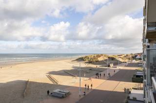 Koksijde : Dit appartement, gelegen op de 4de verdieping op de zeedijk biedt een unieke combinatie van ligging en uitzicht. Vanuit de woonkamer en het terras geniet u van een vrij zicht over de duinen en de zee, terwijl u zich midden in de toeristische zone bevindt, vlakbij het centrum en het openbaar vervoer. De Zeedijk maakt dit een ideale plek voor wie houdt van het strand en de kustsfeer, met alle voorzieningen op wandelafstand.<br /><br />Belangrijkste ruimtes:<br />• Woonkamer met veel lichtinval en toegang tot het terras<br />• Keuken met functionele indeling<br />• Twee slaapkamers<br />• Inkomhal<br />• Berging voor extra opslagruimte<br />• Kelder<br />• Toilet<br />• Terras met uitzicht op duinen en zee<br /><br />Troeven:<br />• Gelegen op de Zeedijk<br />• Prachtig zicht op de duinen<br />• 4de verdiep met vrij uitzicht<br /><br />Neem vandaag nog contact op met je ERA-makelaar voor een bezoek.<br />058 51 23 23 of op christian@eraservimo.be<br /><br />JOUW DROOMAPPARTEMENT. ZO GEVONDEN!