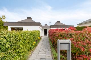 immo DAVID stelt voor: exclusieve bungalowvilla met uitzonderlijke ligging in Relegem.In het charmante en landelijke Relegem, waar rust en...