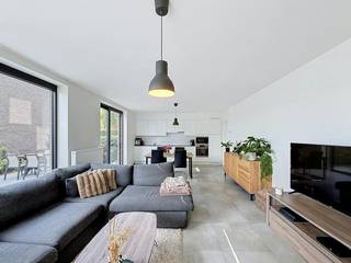 Vous recherchez un logement locatif moderne, prêt à emménager, offrant beaucoup d'espace et de confort ? Cette belle maison neuve située dans la paisible ville de Boezinge allie un aménagement pratique à un confort de vie contemporain.<br /><br />La maison dispose de 3 chambres, de 2 salles de bains, d'un salon spacieux avec cuisine ouverte, d'un abri pour voitures et d'un jardin avec terrasse. La maison a été entièrement peinte et les rideaux sont déjà présents, vous pouvez donc immédiatement profiter d'un cadre de vie agréable.<br /><br />MISE EN PAGE<br />Rez-de-chaussée : <br />- entrée avec toilettes séparées (12 m²) <br />- salon spacieux avec cuisine ouverte (37 m²) avec lave-vaisselle, réfrigérateur, plaque à induction, hotte, four, micro-ondes et placards intégrés - rangement avec branchement pour le lave-linge <br />- chambre de plain-pied (14 m²) <br />- salle de bain avec douche à l'italienne, toilettes et lavabo. <br /><br />Étage +1 : <br />- 2 chambres (13 + 13 m²) <br />- salle de bain 2 avec lavabo, douche et toilettes. <br /><br />À l'extérieur : <br />- abri d'auto <br />- jardin avec terrasse <br /><br />Êtes-vous intéressé par cette propriété à louer à Ypres ? Naviguez ensuite sur le site www.dewaele.com, cliquez sur le bouton rouge « Demander une visite » et remplissez le profil du locataire. Ensuite, nous vous contacterons pour une visite