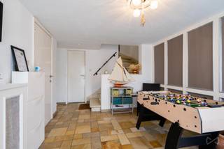<p>We Invest Ciney Haute-Meuse biedt u in Dinant deze prachtige villa van 152 m² aan, die gerenoveerd moet worden en een uitzonderlijk uitzicht biedt op de Maasvallei. De begane grond bestaat uit een hal, een garage, een kelder en een wasruimte. De eerste verdieping biedt een lichte woonkamer met grote ramen en toegang tot een terras, een recente ingerichte keuken met toegang tot een tweede terras en de tuin, een slaapkamer en een doucheruimte. Op de tweede verdieping maken 3 slaapkamers en een badkamer met bubbelbad dit geheel compleet. Dit huis kan ook worden verhuurd voor toeristische doeleinden en biedt zo een uitstekend huurrendement. Technische gegevens: stookolieverwarming, PVC- en houten kozijnen met dubbele beglazing, elektrische conformiteit moet worden geregeld, EPC = E (uniek nummer 20220912006555). Wilt u genieten van dit uitzonderlijke uitzicht? Neem dan contact op met onze makelaar Cécile op 0470/823943 of via cecile.v@weinvest.be. °°° Wilt u ook verkopen met We Invest? Wij staan klaar om u bij uw project te begeleiden. Neem contact met ons op voor een GRATIS en VRIJBLIJVENDE WAARDERING! 0470/823943 - ciney@weinvest.be °°°</p>